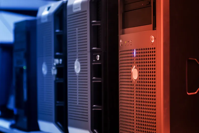 Bygg ditt eget mini-datacenter hemma: En nörds guide till Linux-servern i vardagsrummet